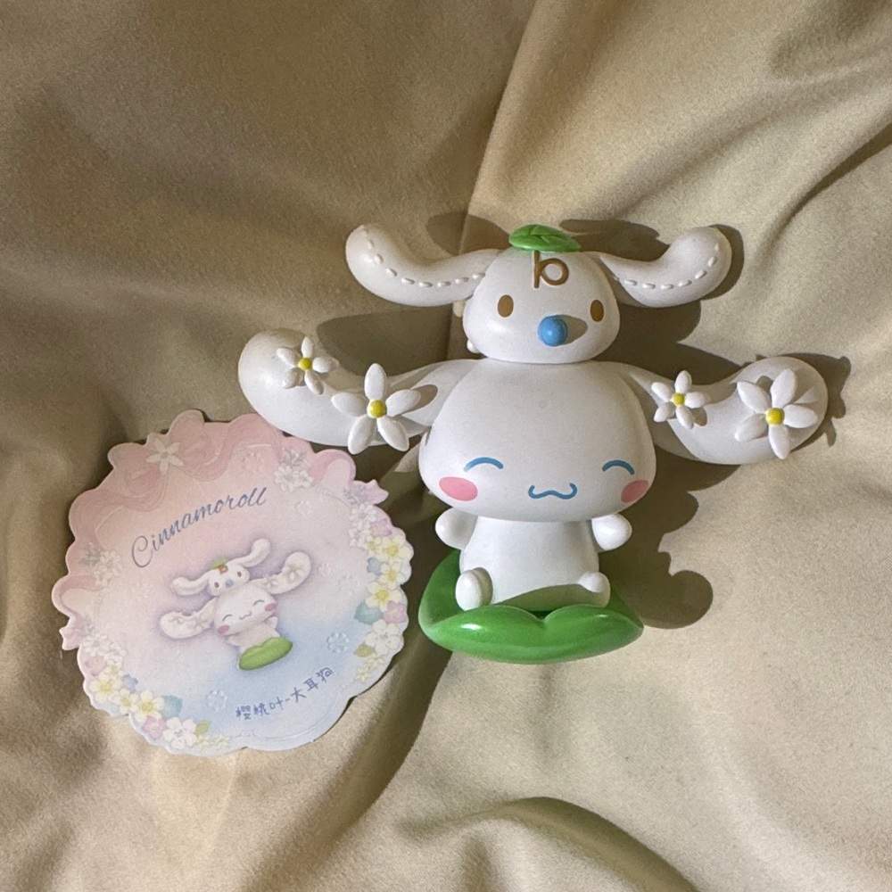 Sanrio Cinnamoroll White Figure with Pink Cheeks and Green Leaf Base, NWOT
